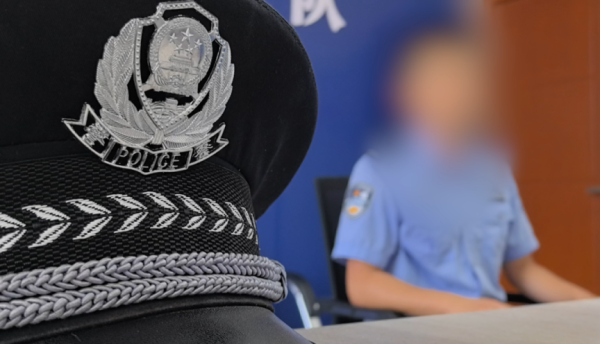 宏泰证券 面对警察，丧心病狂的毒贩拉开了手榴弹......