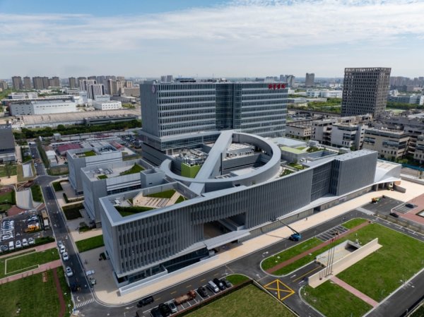 路易泽 硬件软件齐升级：新华医院奉贤院区启用，携手商汤重磅发布AI儿童全科医生
